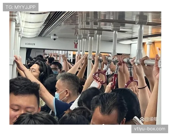 如果今天在地铁遇到陈艺文，看到她包里随手一掏的东西，旁边人的羡慕值会炸裂