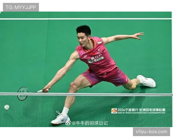 李诗沣训练完直接瘫在场边啃蛋白棒,这自律程度有点吓人 李诗沣训练完直接瘫在场边啃蛋白棒,这自律程度有点吓人